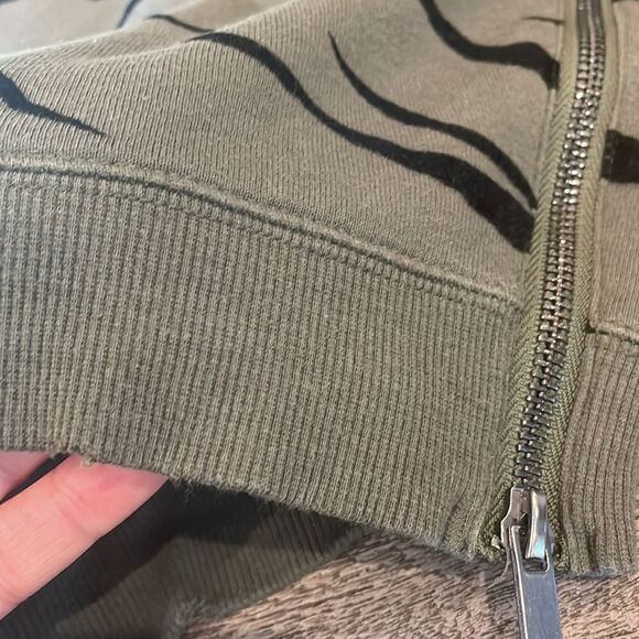 Rails Marlo Olive Flocked Tiger Sweatshirt size Large - Picture 9 of 9